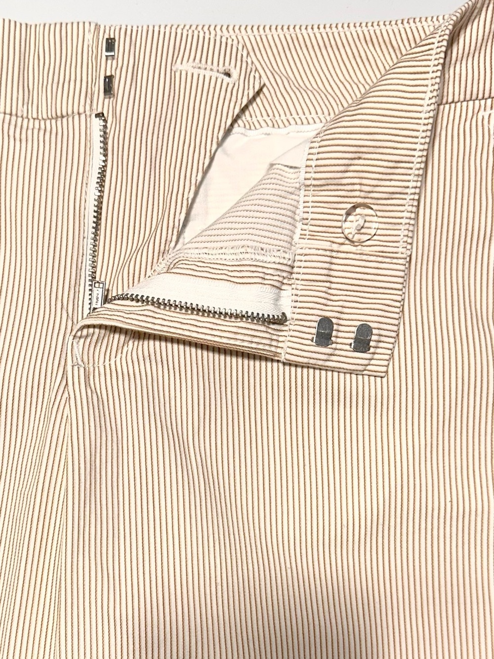 TOMMY HILFIGER Beige Pinstripe Hampton Preppy Chino Bermuda Shorts - Picture 3 of 9